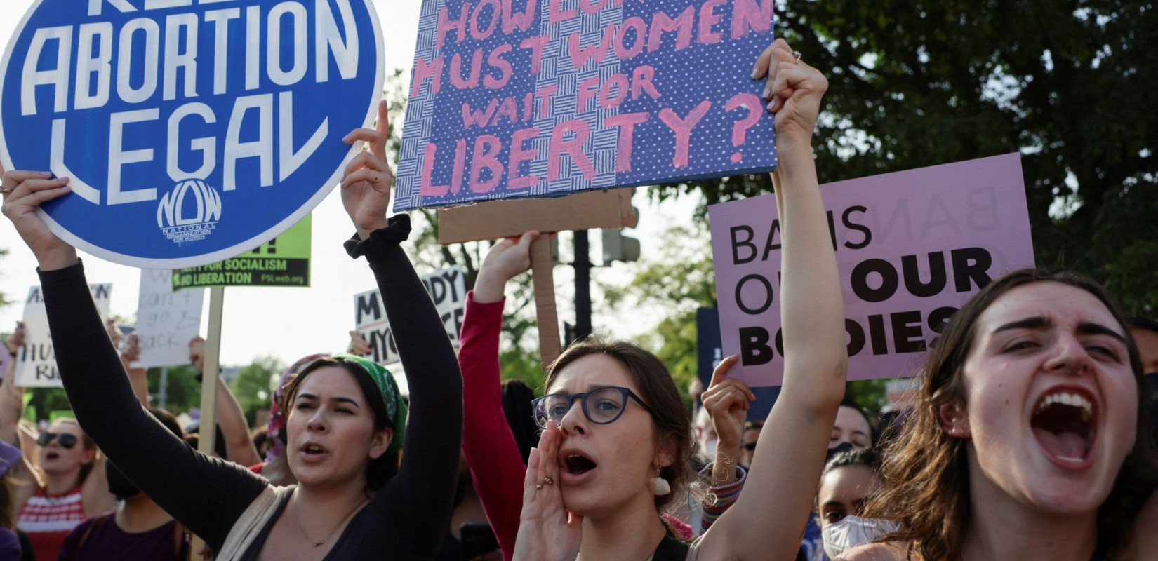 Η Αμερική λέει "όχι" στο σκοτάδι: Από το Facebook και το Netflix μέχρι την JP Morgan, εταιρείες-κολοσσοί στο πλευρό των γυναικών