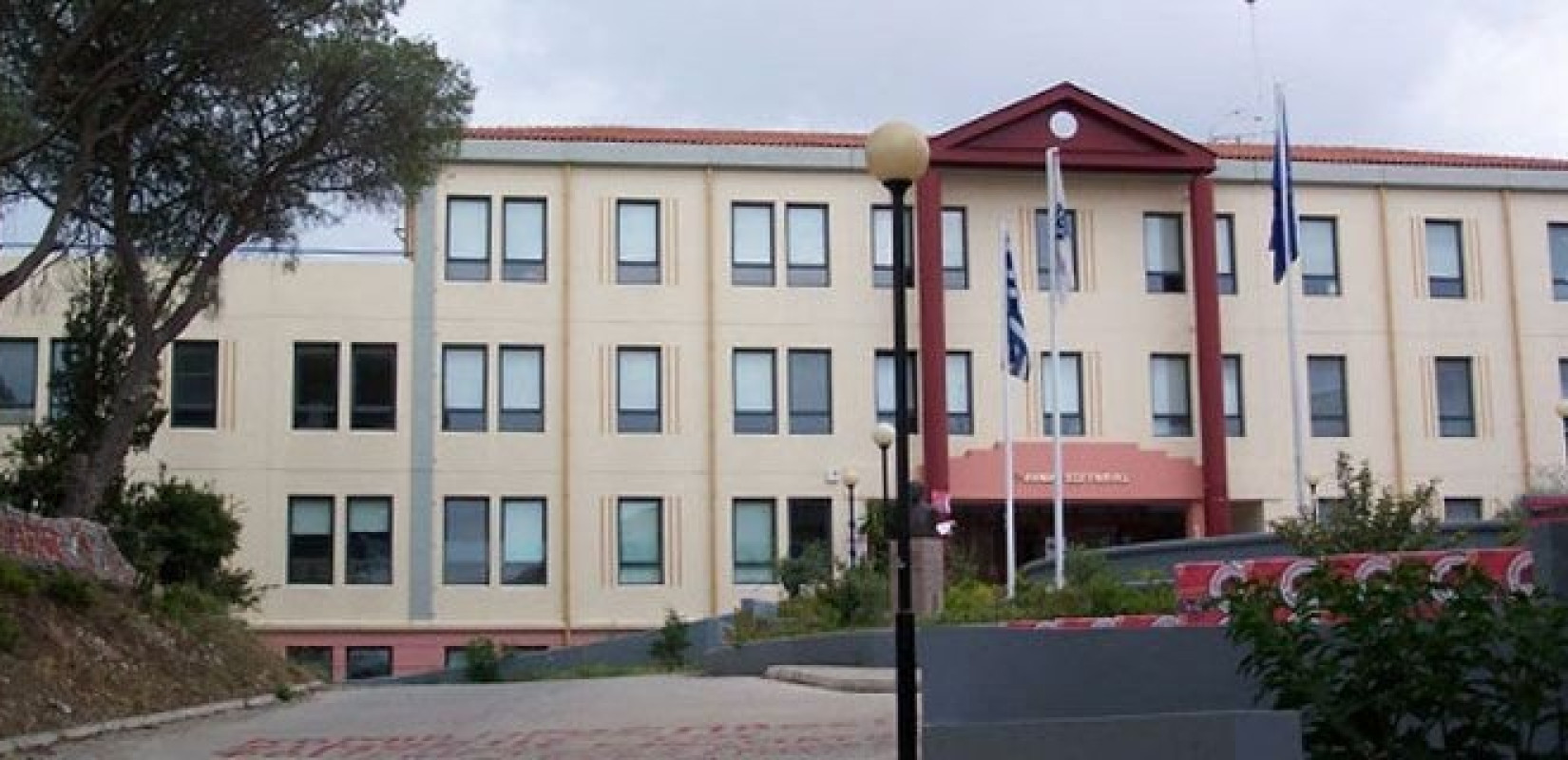 Λέσβος: Κατεβάζουν ρολά τα μαγαζιά για τον αφθώδη πυρετό