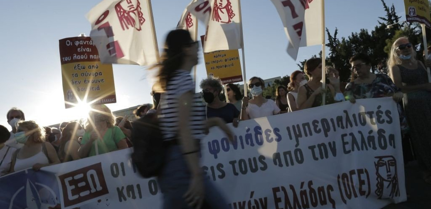 Τις «επικίνδυνες αποφάσεις της Συνόδου του ΝΑΤΟ» κατήγγειλαν διαδηλωτές στο υπουργείο Εθνικής Άμυνας