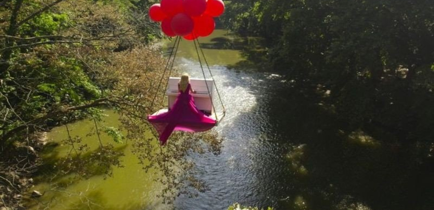 Εξωπραγματικό θέαμα - Πιανίστα παίζει αιωρούμενη στην κοιλάδα των Τεμπών! (βίντεο)  Εξωπραγματικό θέαμα - Πιανίστα παίζει αιωρούμενη στην κοιλάδα των Τεμπών! (βίντεο)