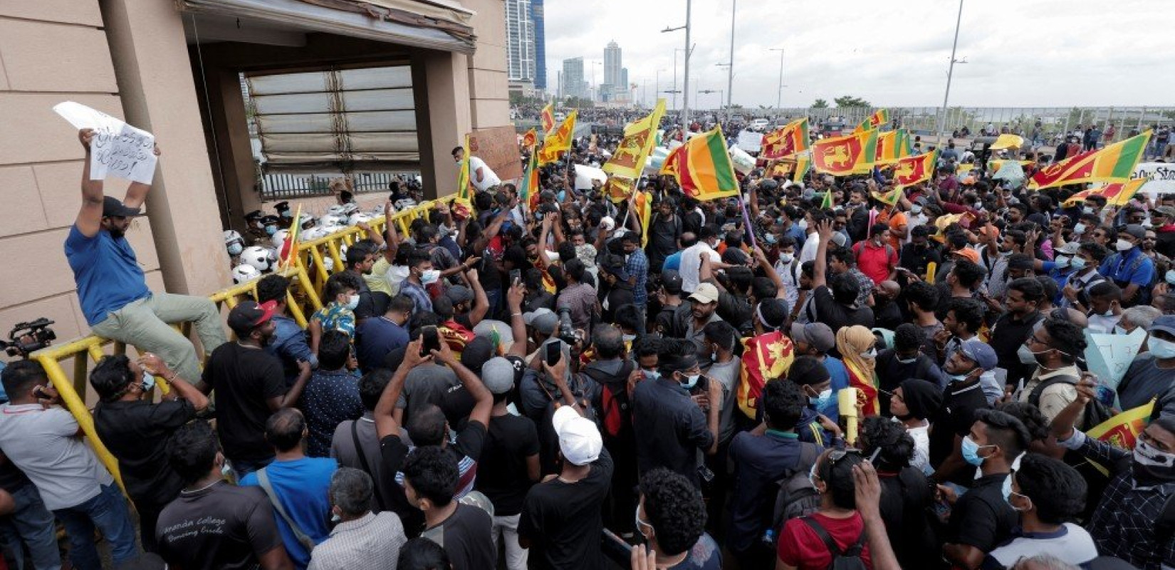 Χάος στη Σρι Λάνκα: Η στιγμή που χιλιάδες διαδηλωτές εισβάλλουν στο Προεδρικό Μέγαρο (βίντεο)