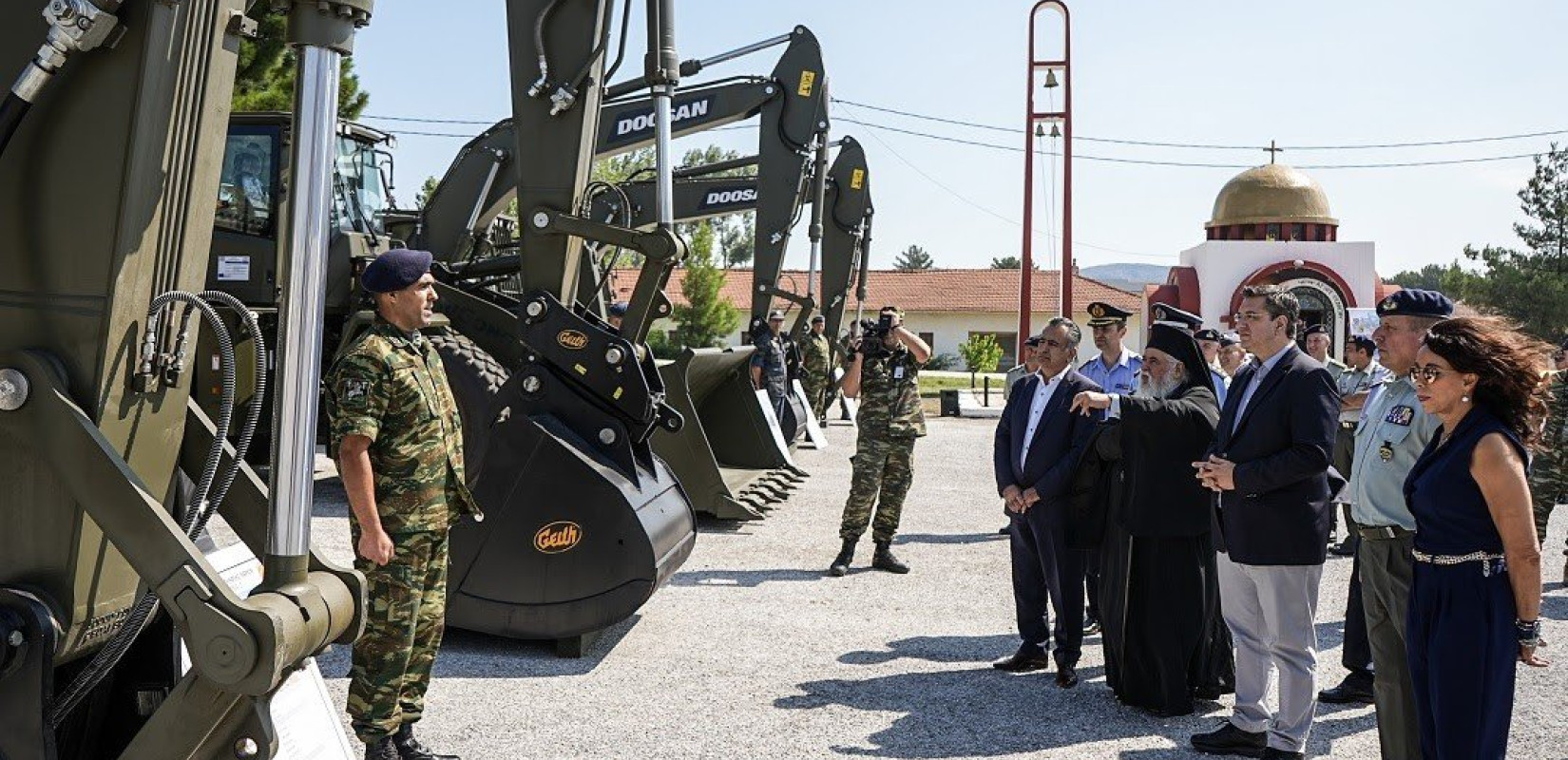Απ. Τζιτζικώστας: Παρέδωσε στις Ένοπλες Δυνάμεις μηχανήματα για τις ανάγκες πολιτικής προστασίας