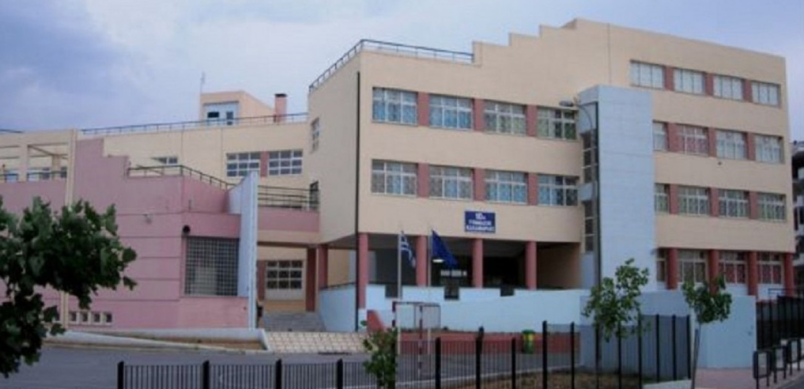 Καλαμαριά: Πεζή και με... παρατράγουδα στο Λύκειο 100 μαθητές