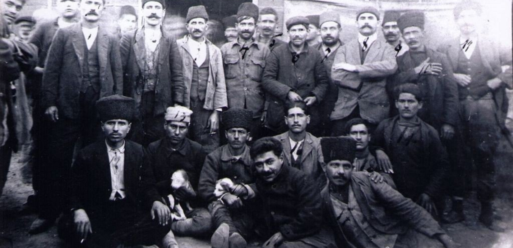 Στο φως ιστορική φωτογραφία με τον Ηλία Βενέζη κρατούμενο στη Σμύρνη (φωτ.) Στο φως ιστορική φωτογραφία με τον Ηλία Βενέζη κρατούμενο στη Σμύρνη (φωτ.)