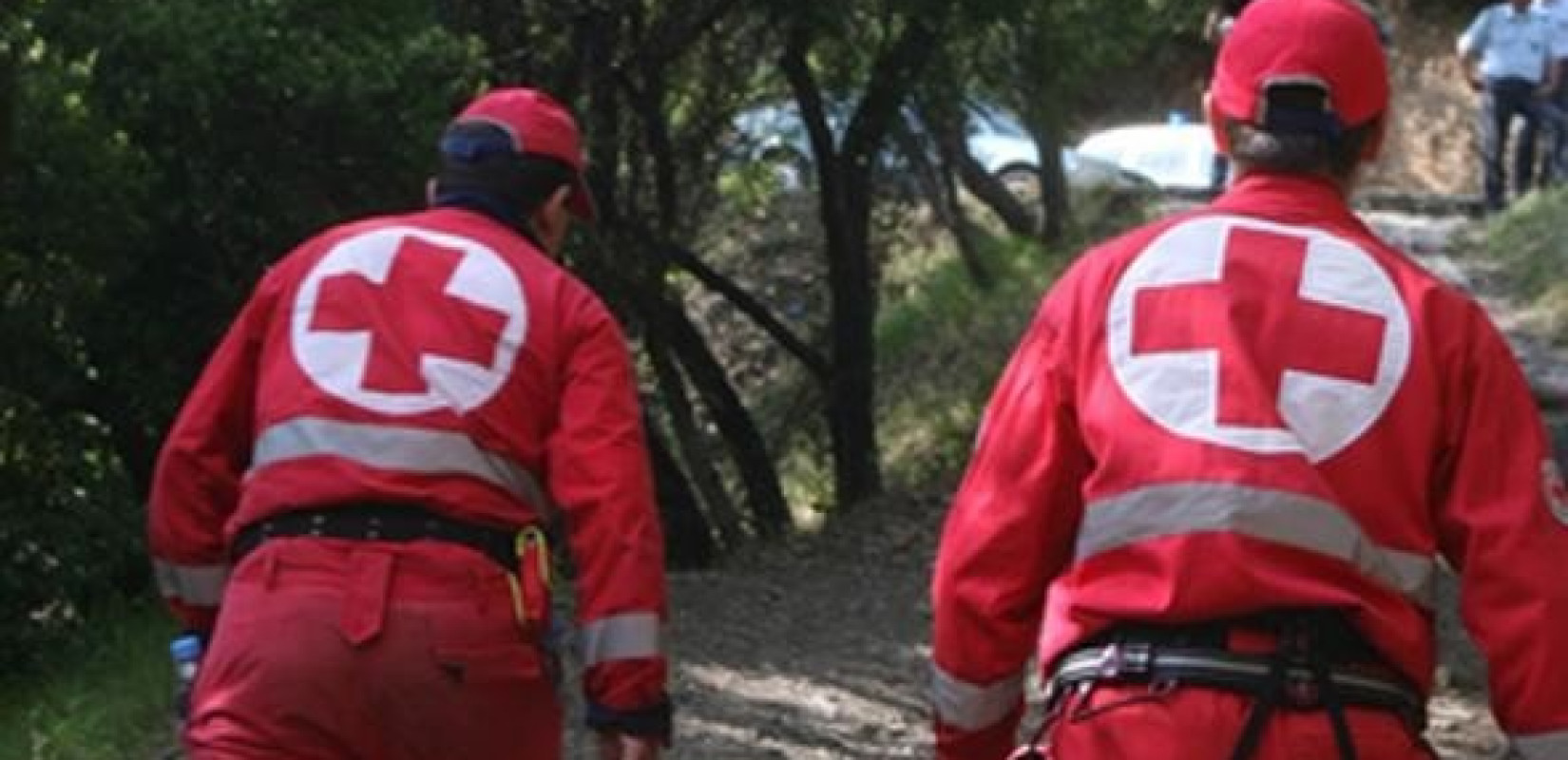 Λάρισα: Σημεία ζωής δίνει ο εγκλωβισμένος άνδρας σε σπήλαιο 22 μέτρων - Σε εξέλιξη ο απεγκλωβισμός του (βίντεο)