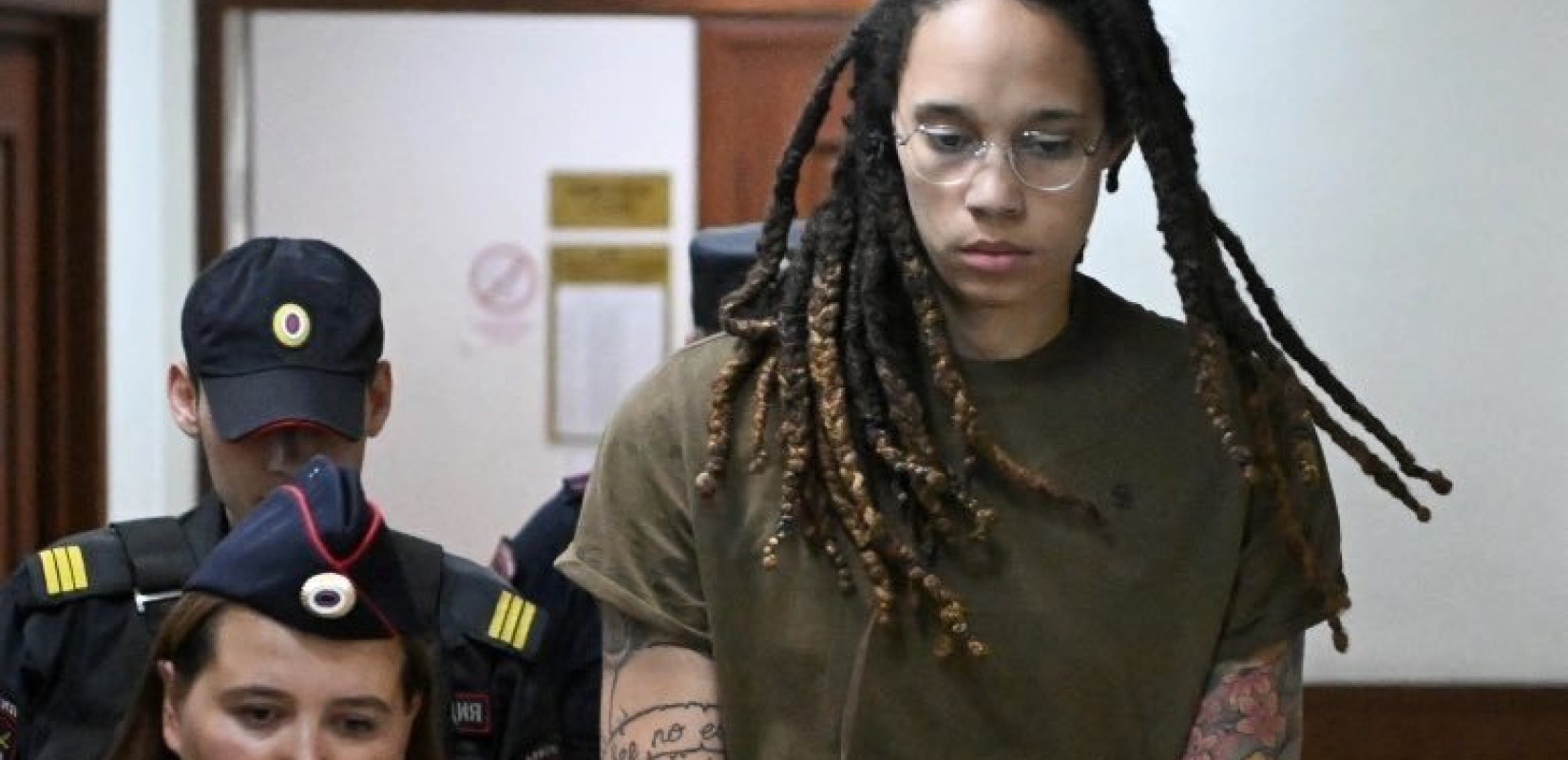 Οι Ρώσοι καταδίκασαν την Αμερικανίδα μπασκετμπολίστρια Μπρίτνεϊ Γκρίνερ σε εννιαετή κάθειρξη - Έντονη αντίδραση Μπάιντεν (βίντεο)