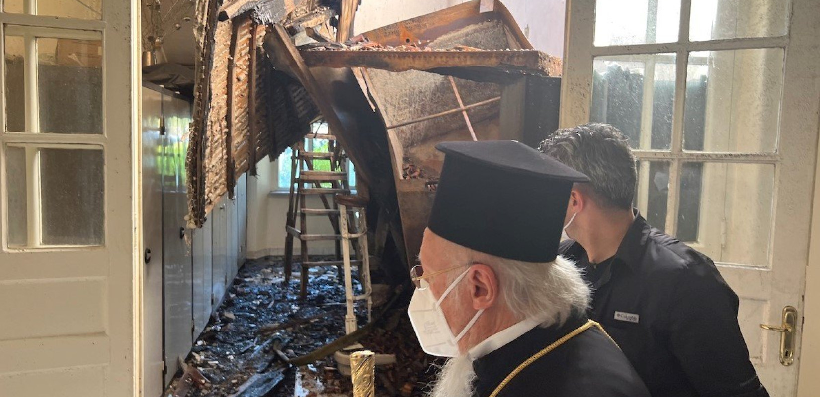 Ο Πατριάρχης στο Βαλουκλή μετά την πυρκαγιά (φωτ.)