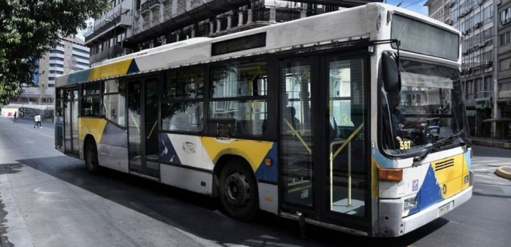 Αθήνα: Λεωφορείο συγκρούστηκε με ΙΧ στη Νίκαια - Πήρε «αμπάριζα» σταθμευμένα οχήματα (βίντεο)