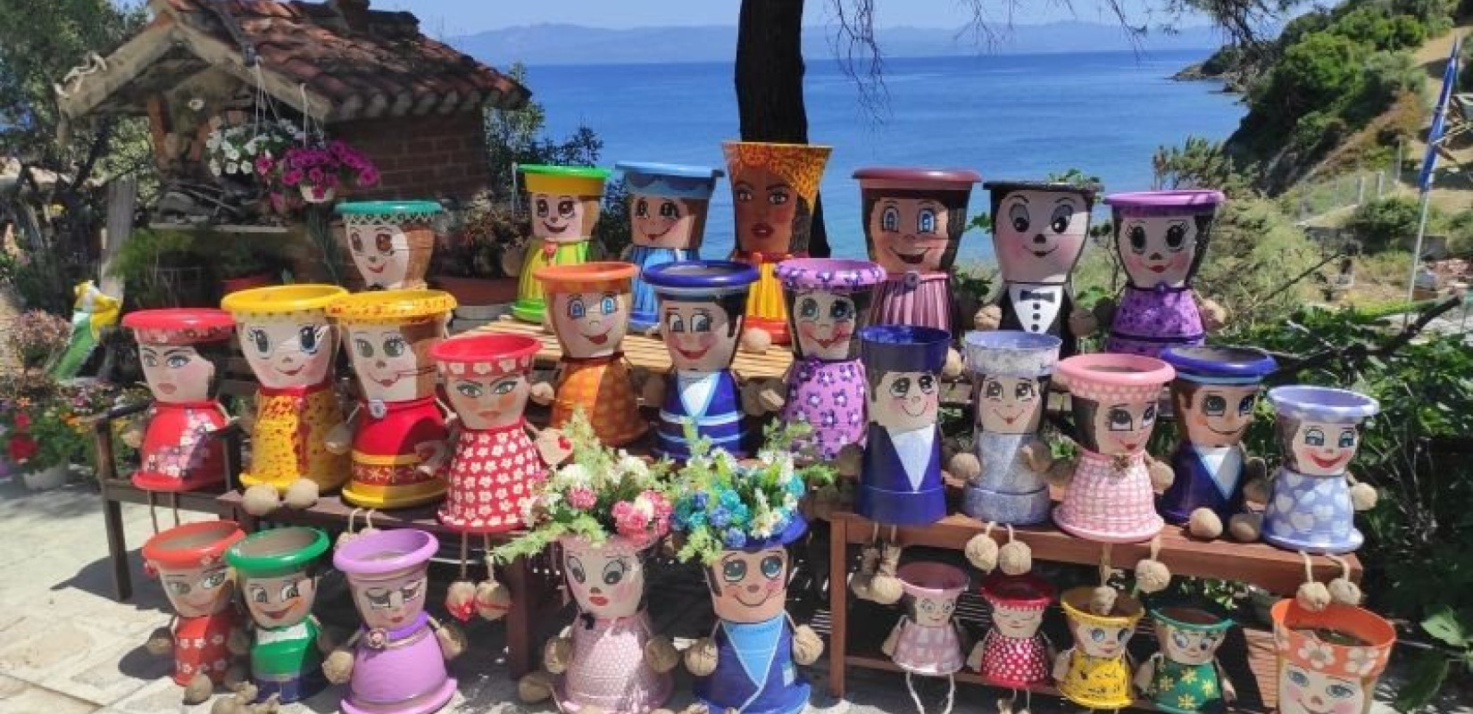 Χαλκιδική: Άλλαξε όψη το Παλιούρι με δεκάδες έργα τέχνης σε τενεκέδες και φιγούρες-γλάστρες! (Φωτ.)