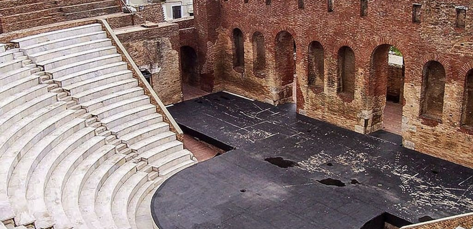 Αποκαθίστανται τα εμβληματικά μνημεία «Απόλλων» και Ρωμαϊκό Ωδείο στην Πάτρα 