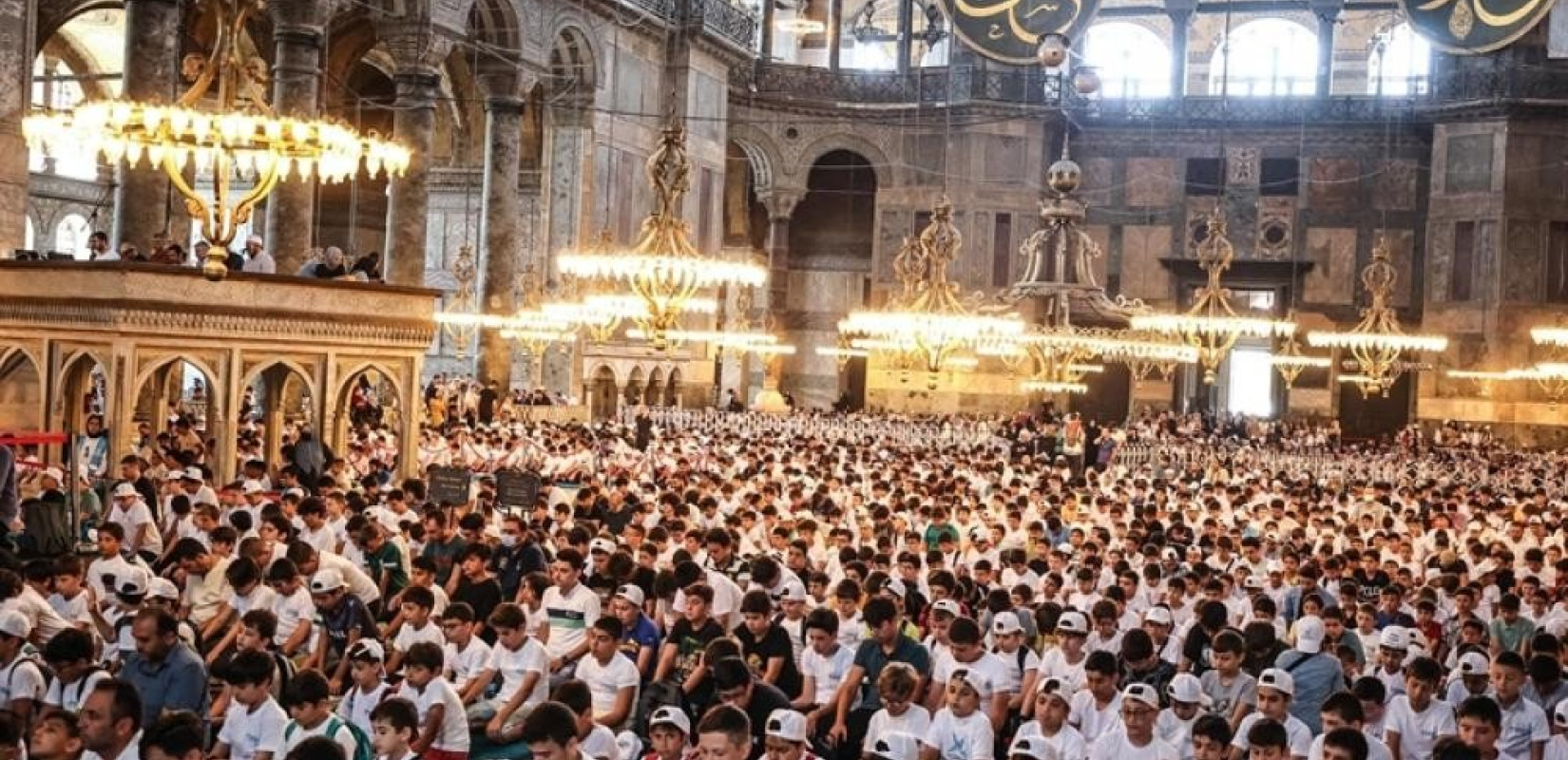 «Αλλάχου ακμπάρ» μέσα στην Αγια Σοφιά από 5.000 μαθητές... (βίντεο)