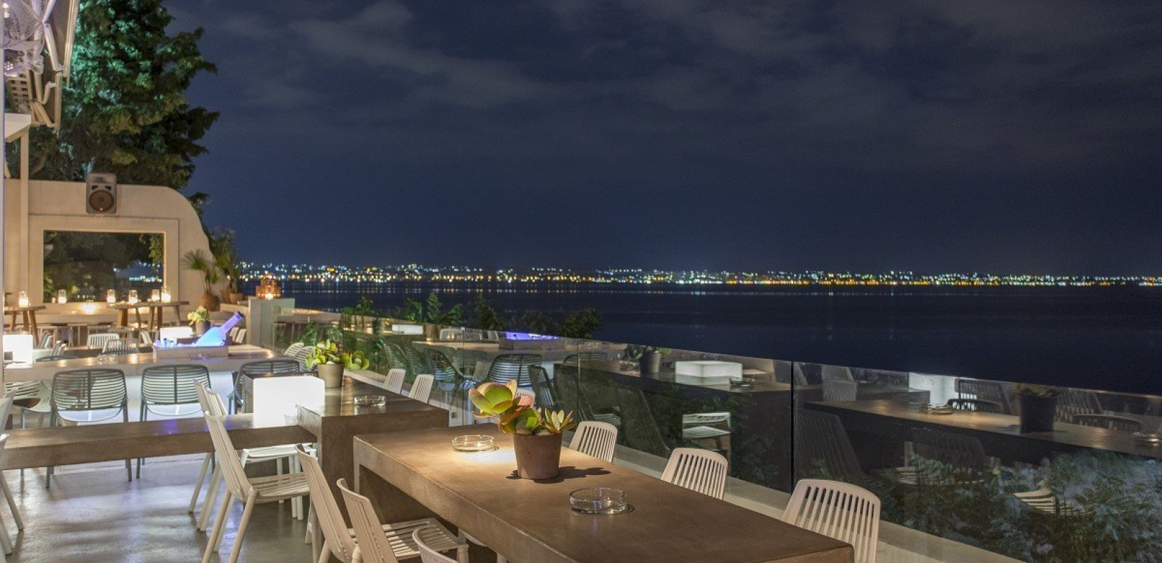 Αφιέρωμα: Ανακαλύψτε 10 από τα ωραιότερα σημεία της πόλης για καφέ, ποτό και φαγητό με θέα θάλασσα