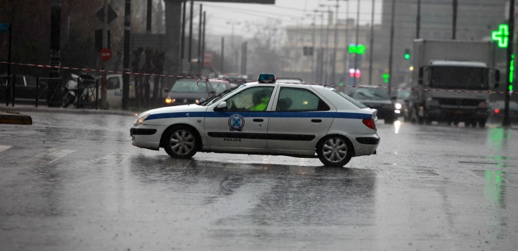 Κακοκαιρία στην Αττική: Έκλεισε από τα νερά η Πειραιώς