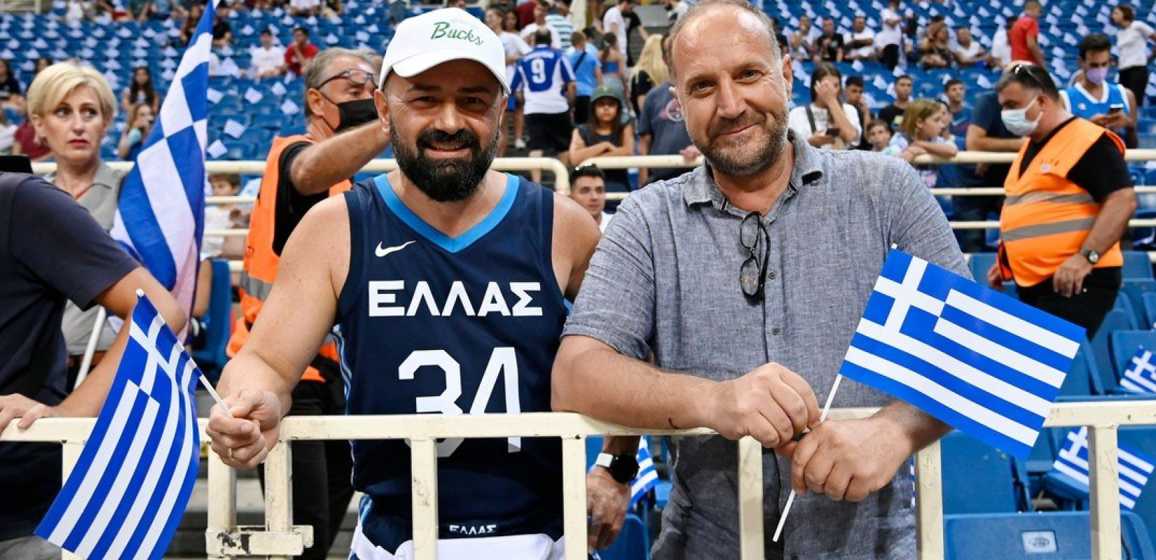 Μπάσκετ: Οι φίλαθλοι γέμισαν το ΟΑΚΑ και δημιούργησαν μια μοναδική ατμόσφαιρα (φωτ.)