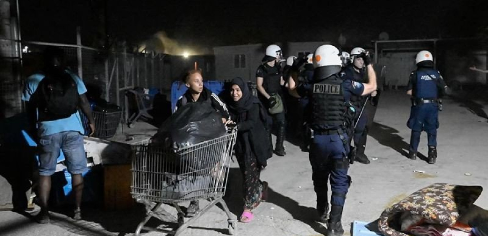 Ελαιώνας: Μικροένταση με πέντε προαγωγές στο camp μεταναστών - «5–10 άνθρωποι διαμαρτύρονται» λέει ο Μηταράκης