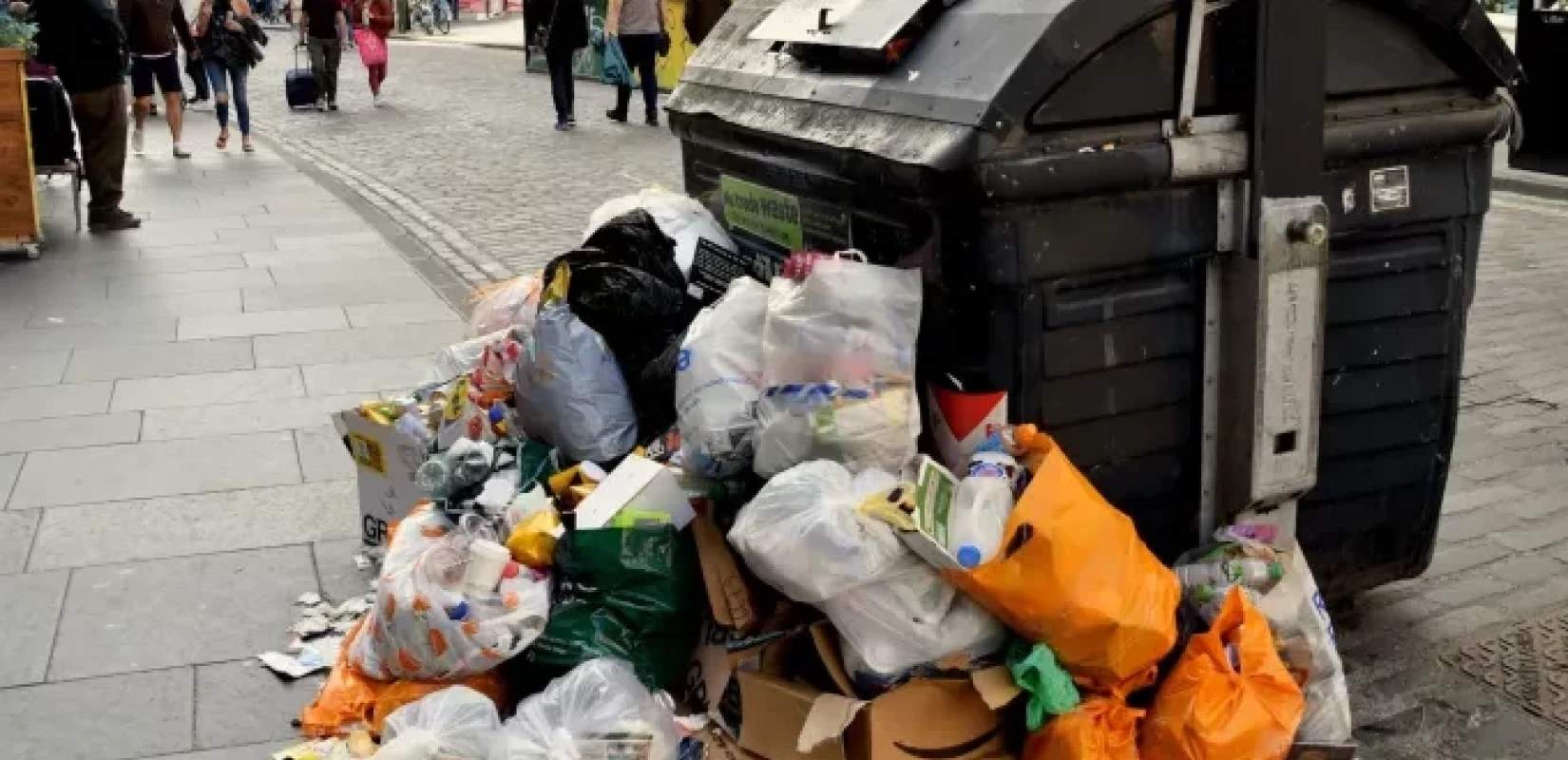 Το Εδιμβούργο πνίγεται στα σκουπίδια, εν μέσω του περίφημου καλλιτεχνικού φεστιβάλ της πόλης