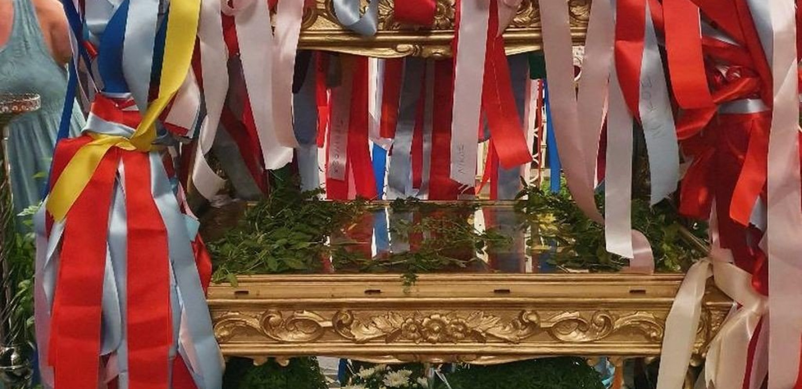 Στην απόλυτη κατάνυξη σήμερα η Κέρκυρα - Χτυπούν καμπάνες και περιφέρονται επιτάφιοι της Παναγιάς (φωτ.)