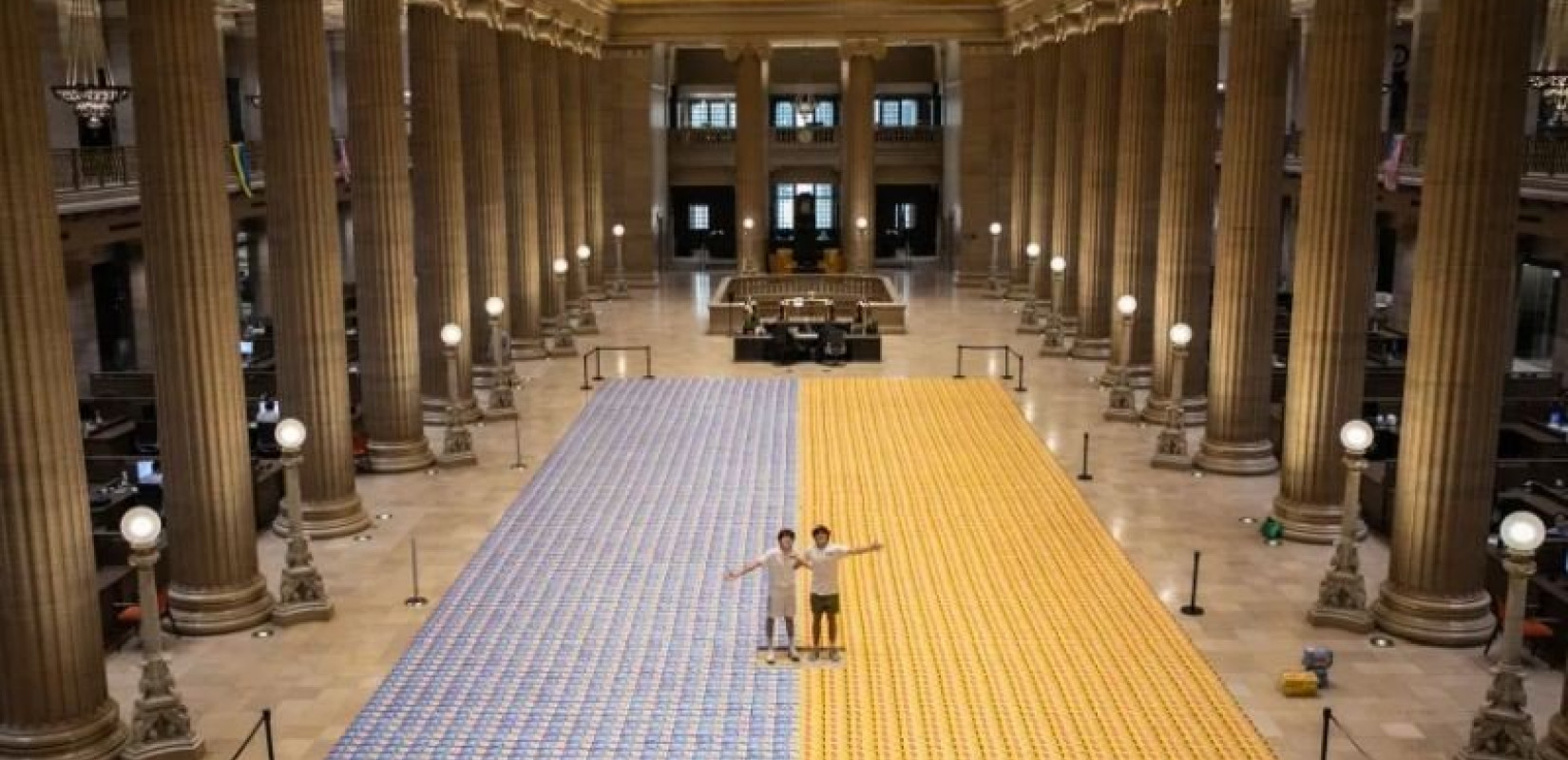 Mαθητές στο Σικάγο στηρίζουν την Ουκρανία: Δημιούργησαν ένα μωσαϊκό με κουτιά δημητριακών και κατέρριψαν το ρεκόρ Γκίνες (βίντεο)