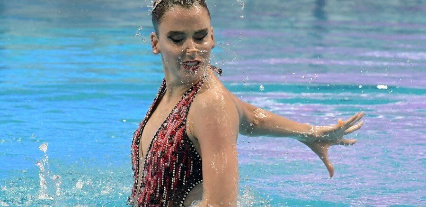 Ευρωπαϊκό πρωτάθλημα κολύμβησης: Φοβερή η Αλεξανδρή με τη... συνοδεία Βασίλη Παπακωνσταντίνου (βίντεο)