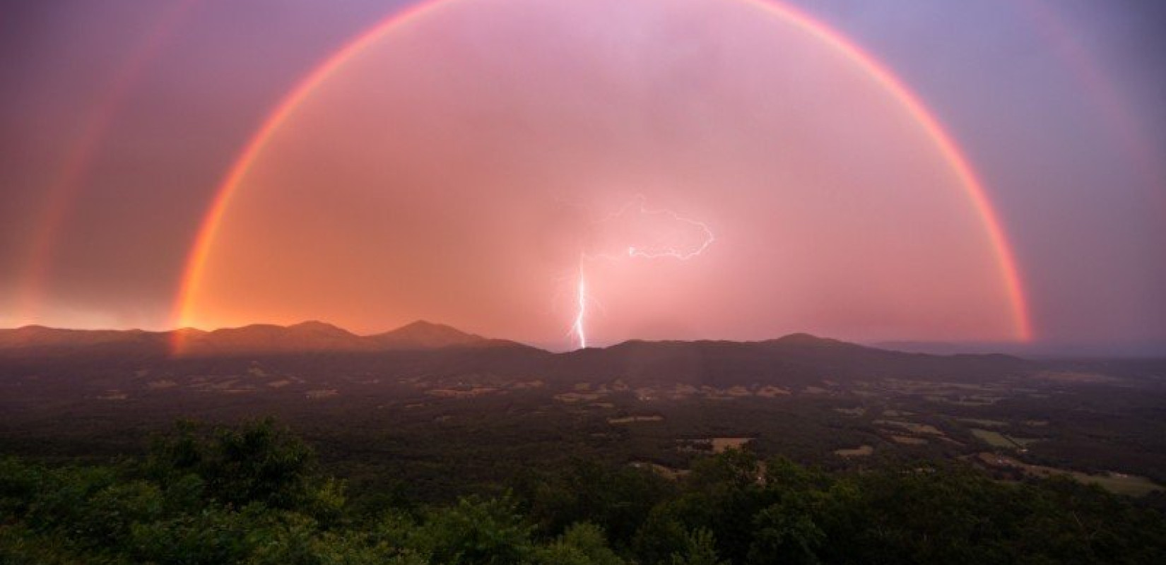 Φωτογράφισε κεραυνό κάτω από διπλό ουράνιο τόξο!