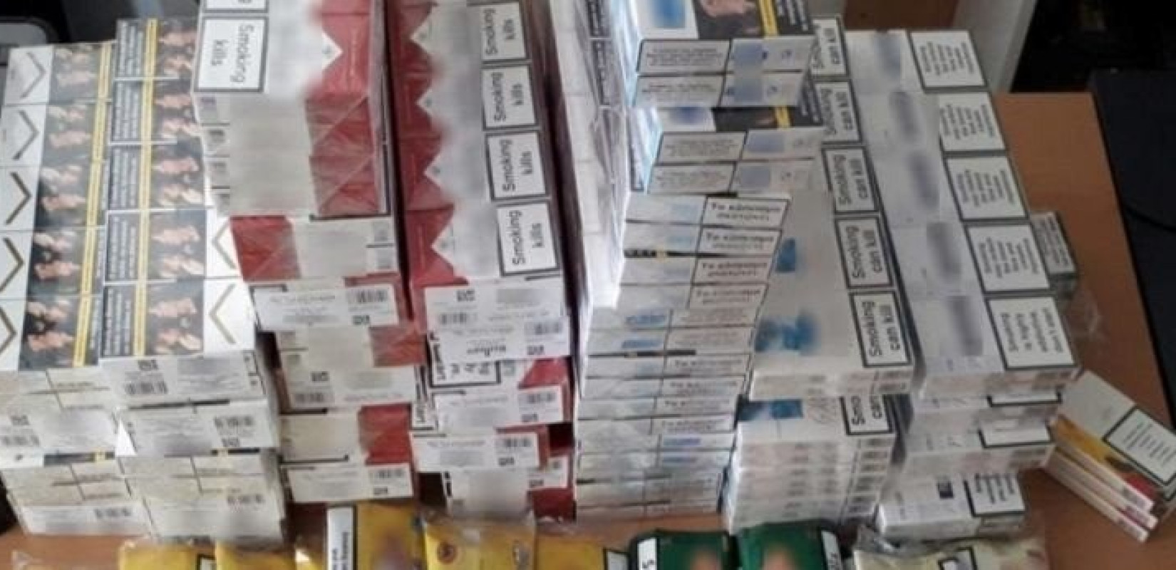 Θεσσαλονίκη: 17χρονη πουλούσε λαθραία τσιγάρα στο κέντρο τής πόλης - Χειροπέδες και στη μητέρα της