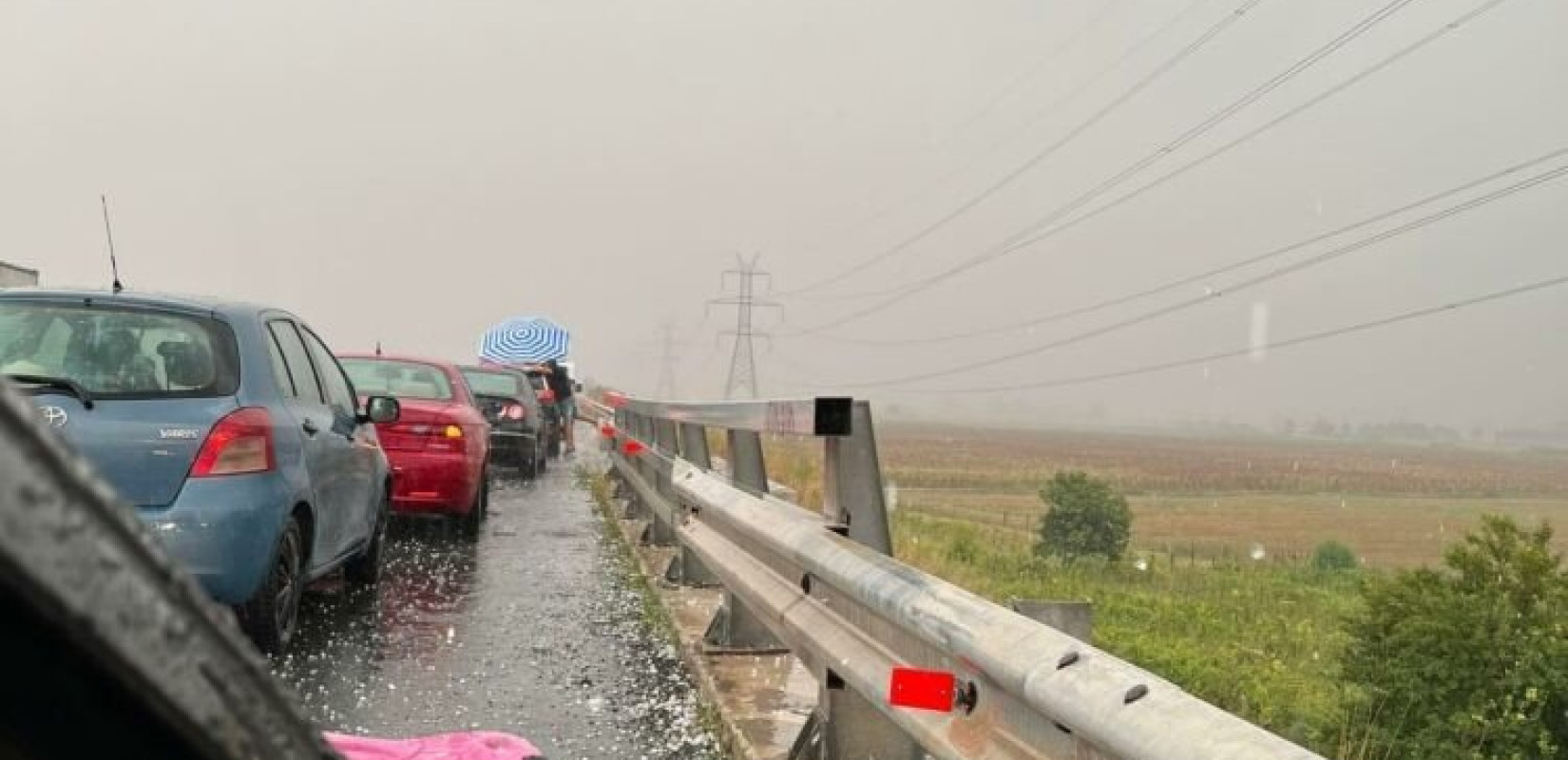 «Γύρισε» ο καιρός: Μπόρες και χαλάζι στη Δυτική Μακεδονία (βίντεο, φωτ,)