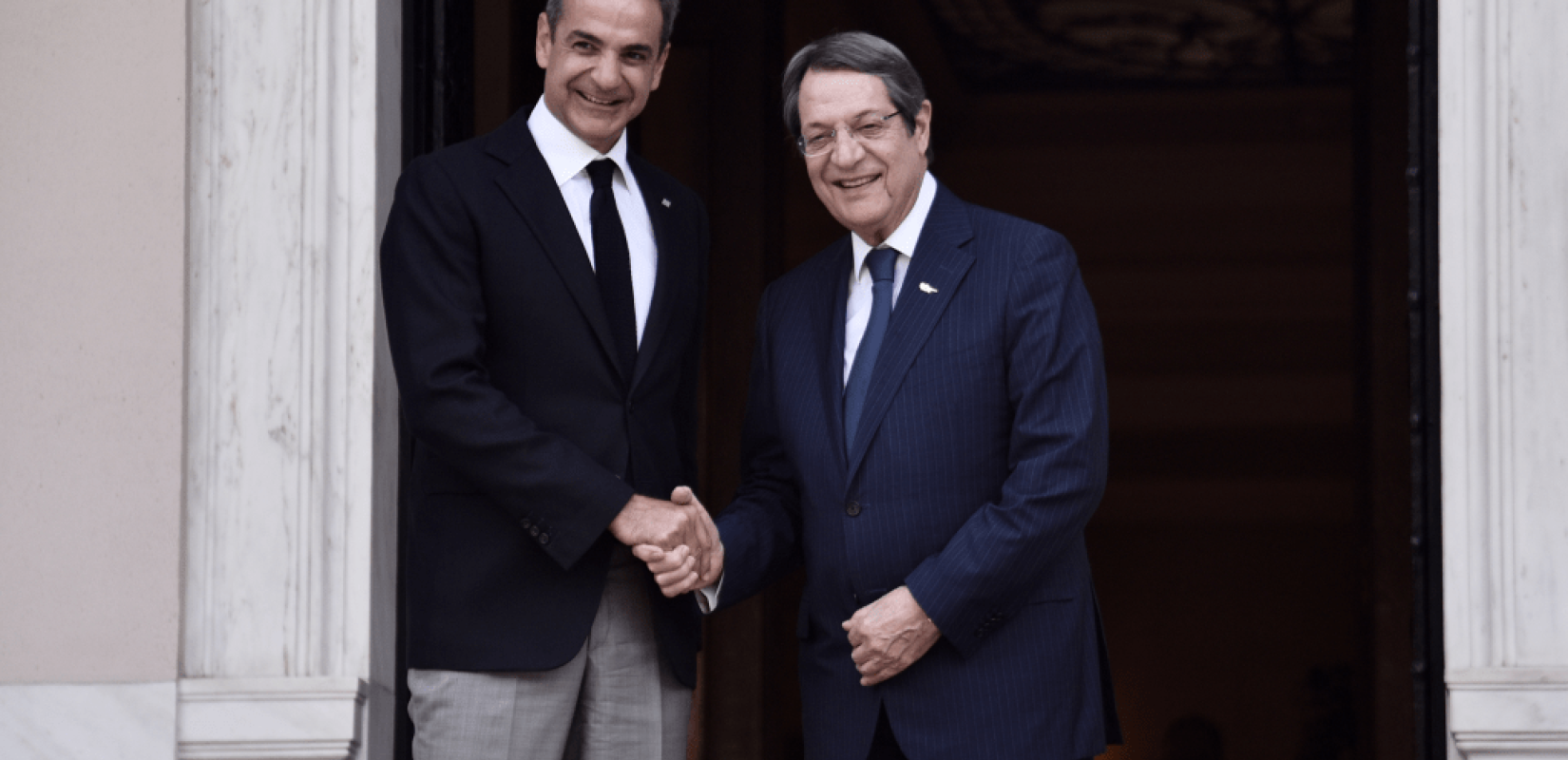 Παρουσία Μητσοτάκη - Αναστασιάδη άλλαξε χέρια το κυβερνητικό αεροσκάφος που δωρίζει η Ελλάδα στην Κύπρο
