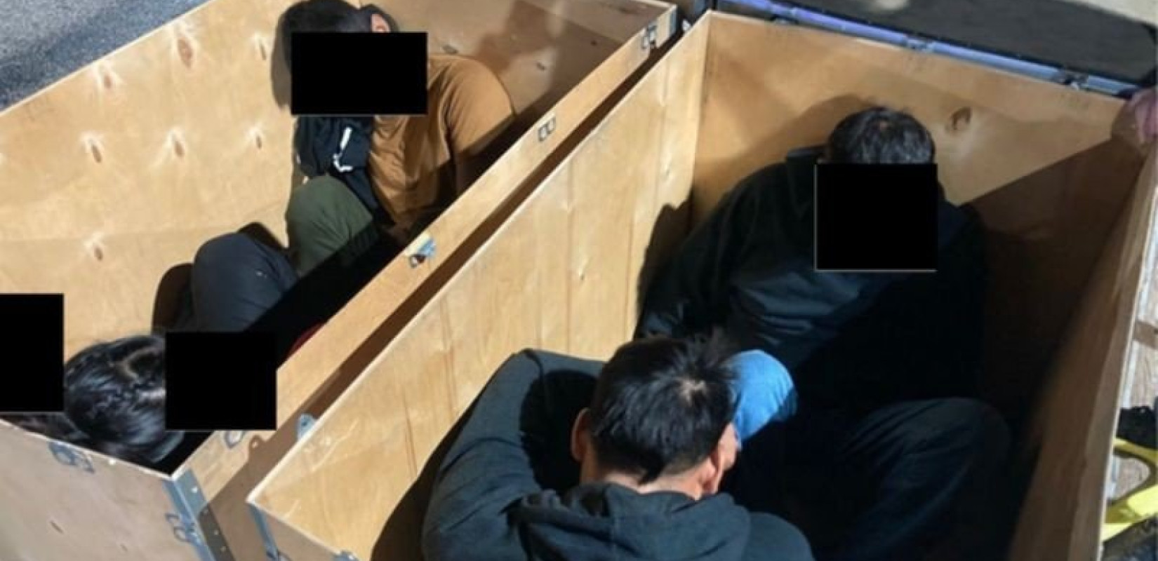 ΗΠΑ: Αδίστακτοι διακινητές έκρυβαν μετανάστες μέσα σε βαλίτσες, ξύλινα κιβώτια και άδειες υδροφόρες