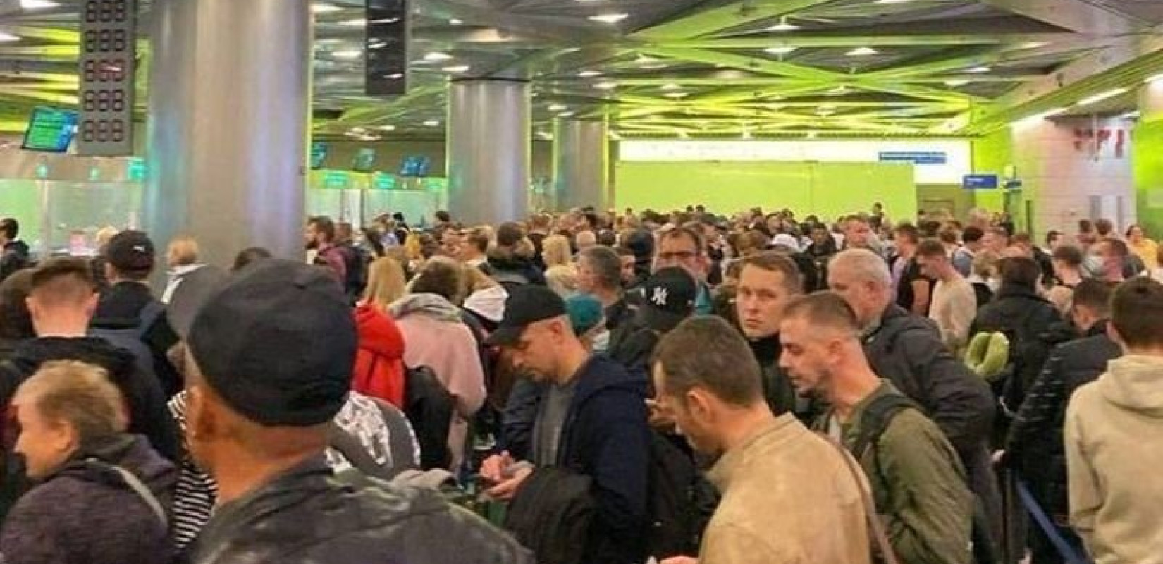 Φεύγουν από ξηρά και αέρα νέοι Ρώσοι πολίτες - Καταγγελίες για εξονυχιστικούς ελέγχους των αρχών στα αεροδρόμια (βίντεο)