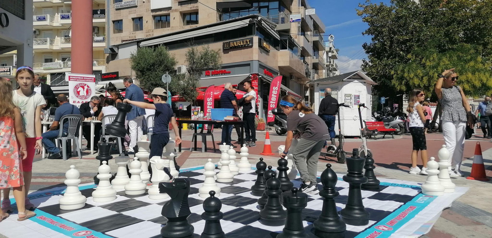 Όλος ο Εύοσμος μία... σκακιέρα (φωτ.)  Όλος ο Εύοσμος μία... σκακιέρα (φωτ.)