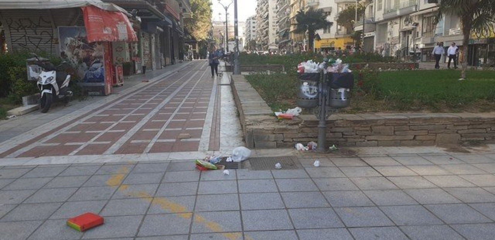 Θεσσαλονίκη: Βανδάλισαν σταθμευμένες μοτοσικλέτες στην πλατεία Ναυαρίνου (φωτ.)