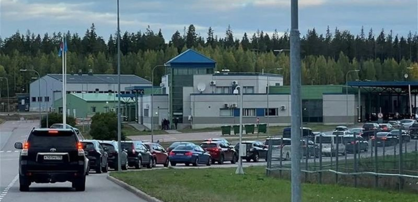 Φινλανδία: Πυκνή παραμένει η κυκλοφορία οχημάτων στα σύνορα με τη Ρωσία