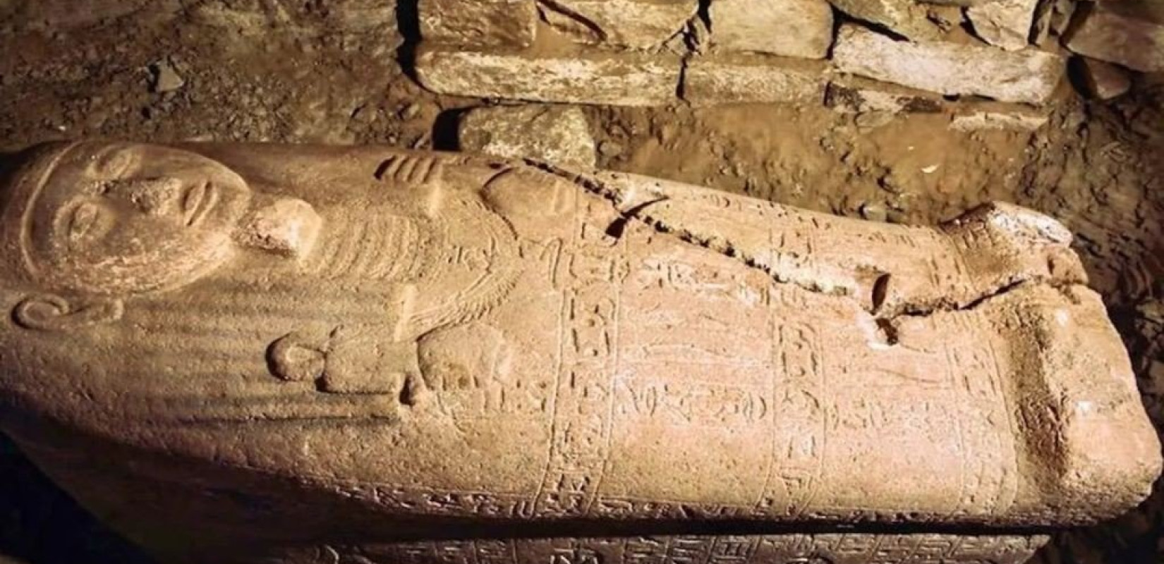 Βρέθηκε σαρκοφάγος από κόκκινο γρανίτη στη νεκρόπολη Σακκάρα στην Αίγυπτο