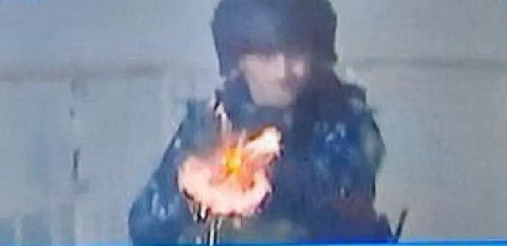 Βίντεο-σοκ: Αστυνομικός πυροβολεί καμεραμάν με πλαστικές σφαίρες