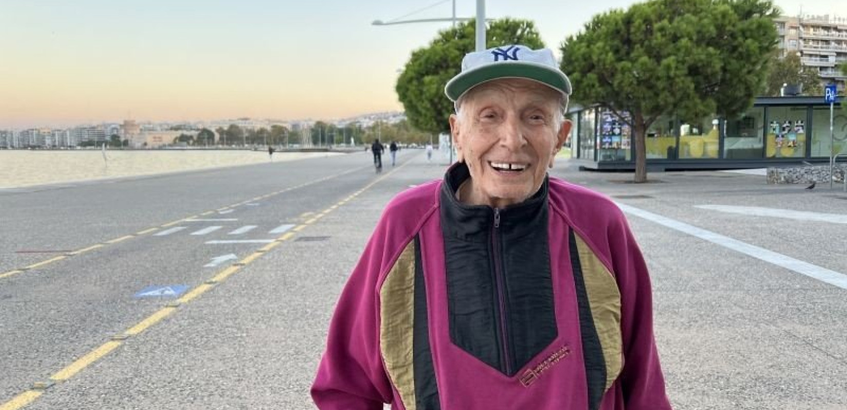 Το λέει η καρδιά του: Είναι σχεδόν 100 ετών, λατρεύει τη ζωή και περπατάει καθημερινά 4 χιλιόμετρα!