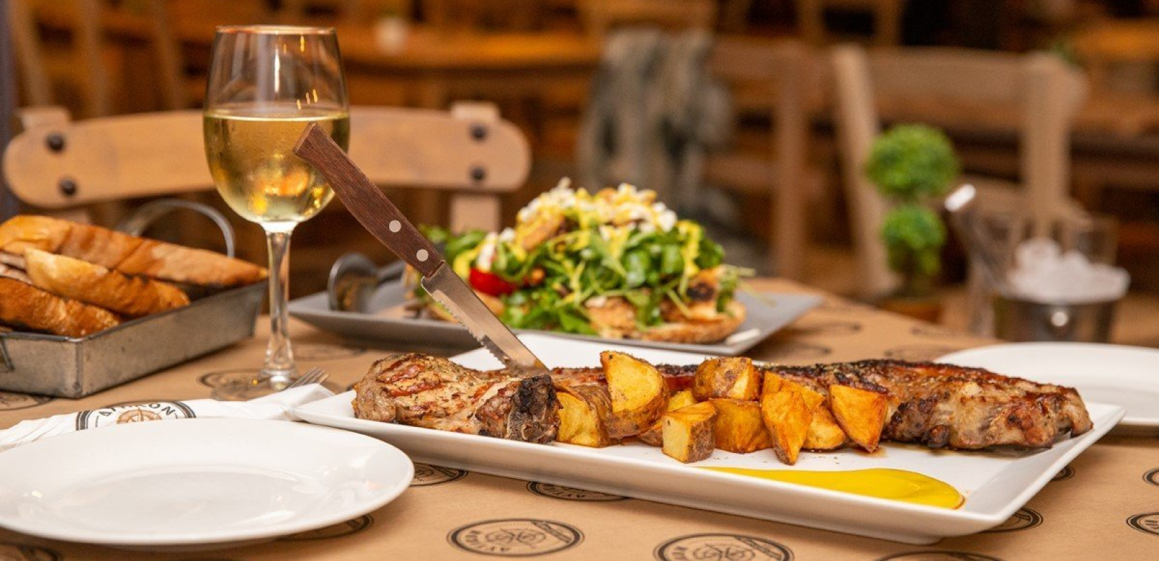 Δυτικόν - καφέ•μεζέ•ποτό: Η φιλοξενία και το καλό φαγητό βρήκαν το νέο τους στέκι