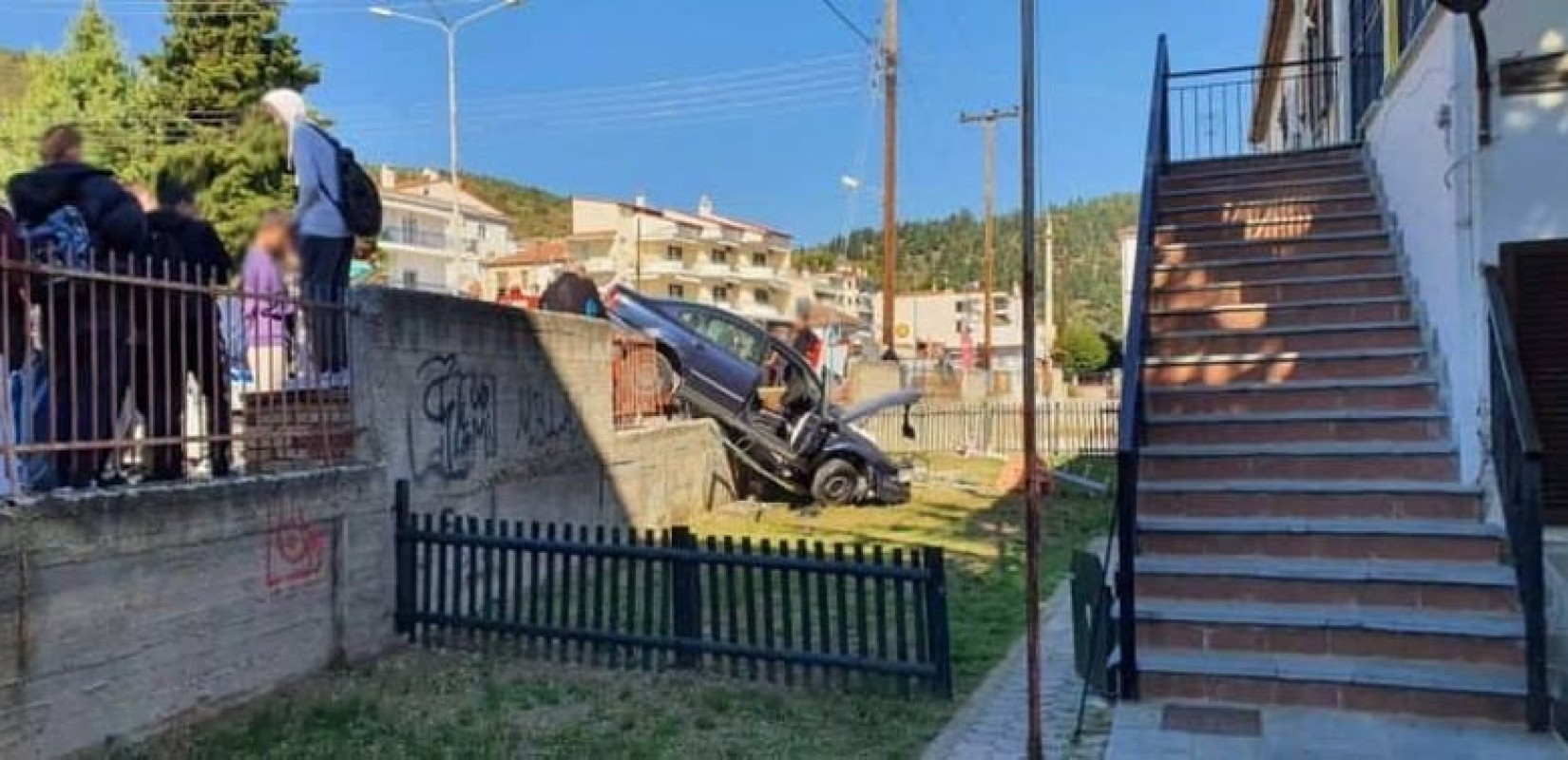 Καστοριά: Αυτοκίνητο έπεσε σε τοιχίο βρεφονηπιακού σταθμού (φωτ.)