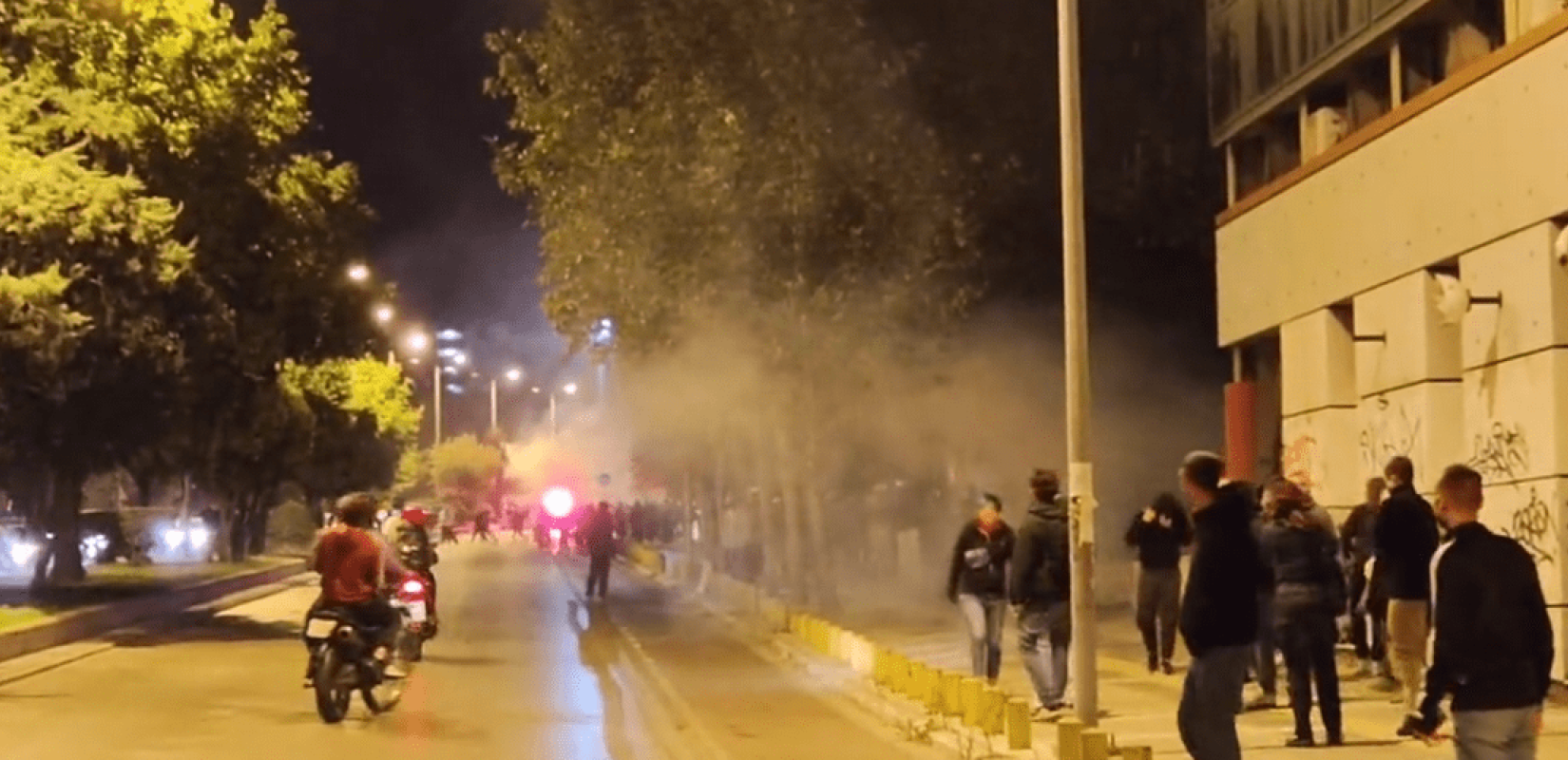 Θεσσαλονίκη: Επεισόδια με μολότοφ, δακρυγόνα και κρότου-λάμψης μετά τη συναυλία του ΛΕΞ (βίντεο)