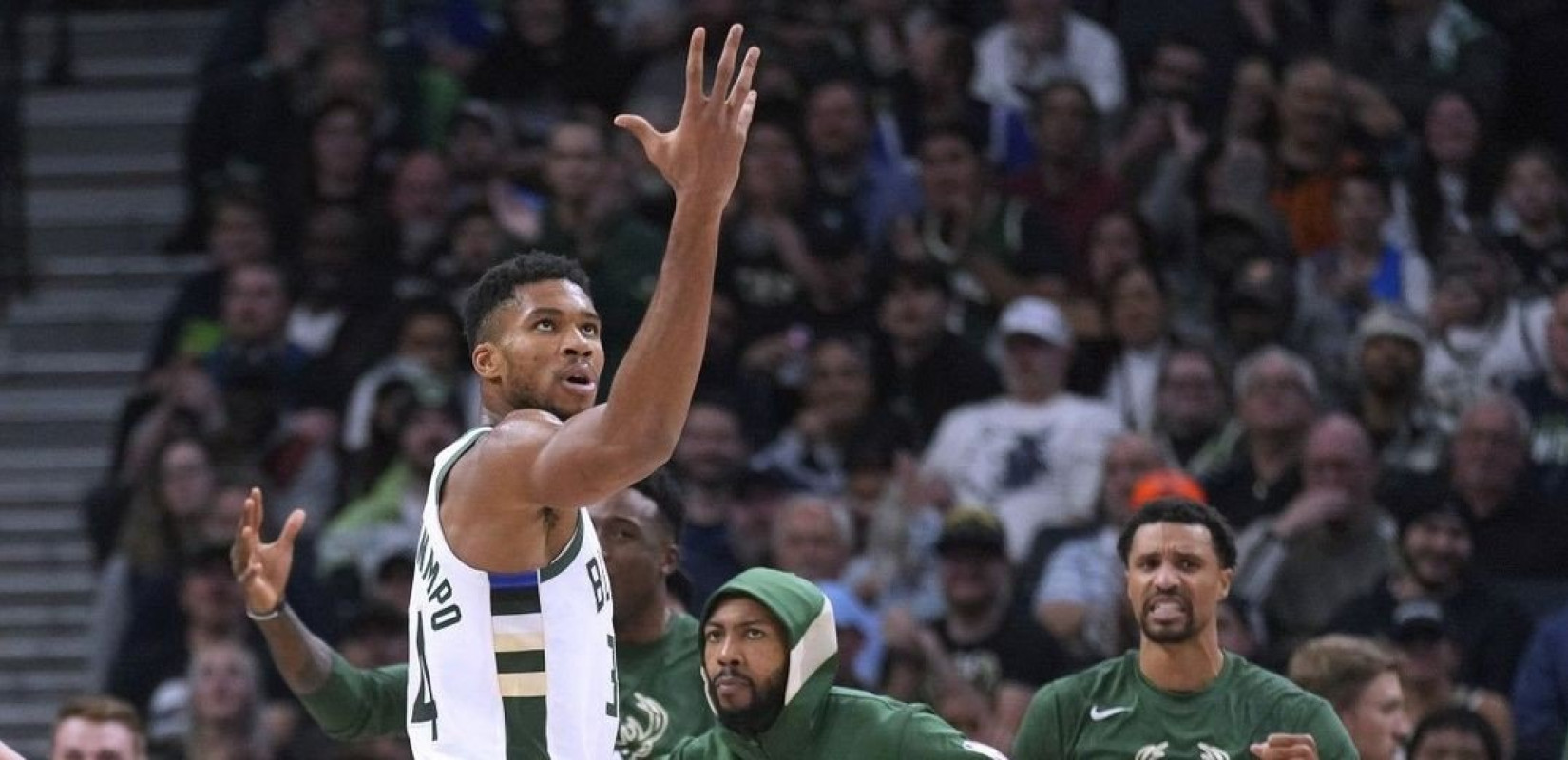 Ο Γιάννης Αντετοκούνμπο στέλνει τις ευχές του με... σουτάκια στο TD Garden (βίντεο)