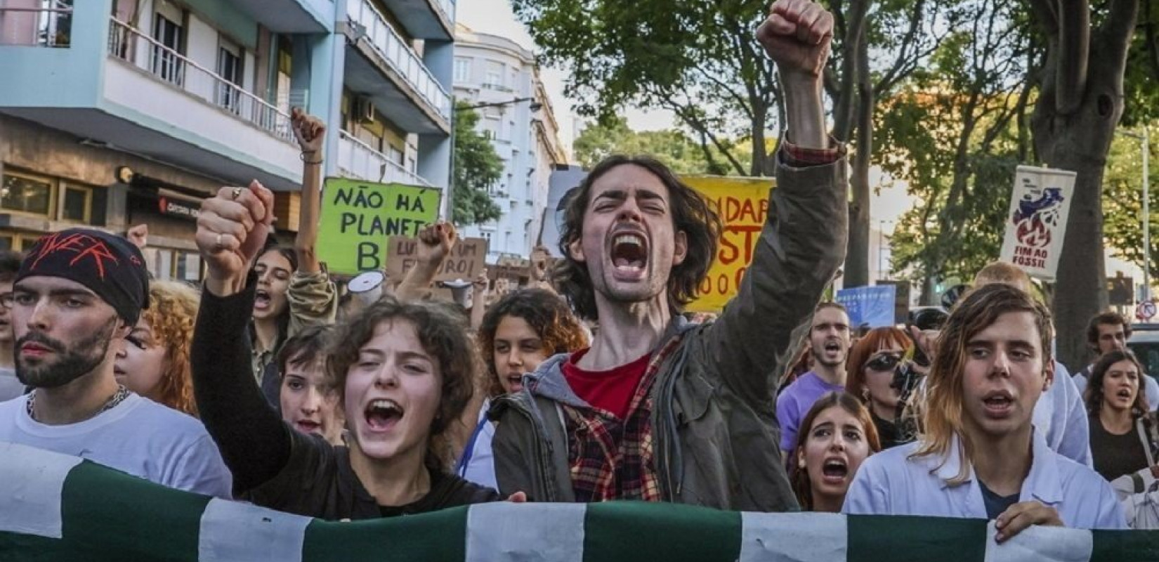 Πορτογαλία: Εκατοντάδες διαδηλωτές για το κλίμα στη Λισαβόνα 