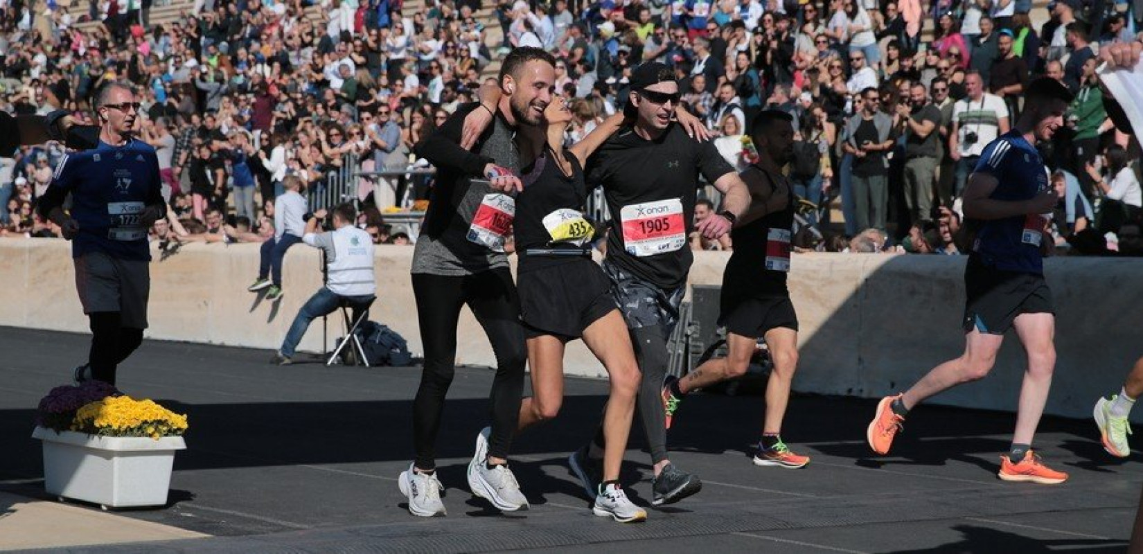 Συγκλονιστική στιγμή στο Μαραθώνιο της Αθήνας: Αθλήτρια κατέρρευσε και τερμάτισε χάρη στη βοήθεια συναθλητών της - Δείτε βίντεο