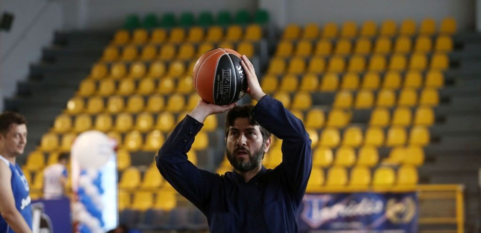 «Άνοιξε η γη και... κατάπιε» τον πατέρα Αντώνιο και την πρεσβυτέρα - Αγνοούνται μετά τη συνέντευξή τους (βίντεο)
