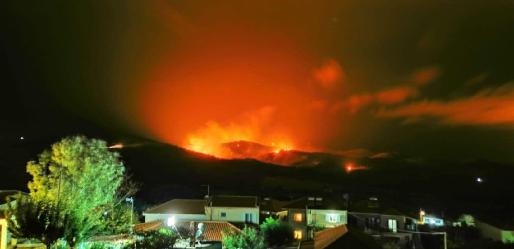Στις φλόγες η Λήμνος - Ξέσπασαν 3 πυρκαγιές (βίντεο & φωτ.)