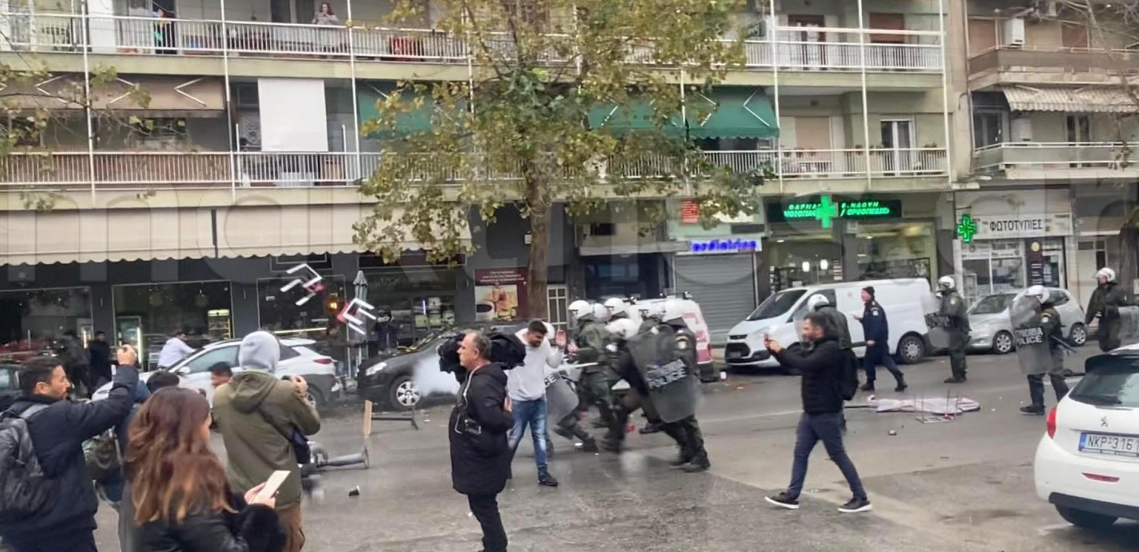 Πυροβολισμός 16χρονου στη Θεσσαλονίκη: Επεισόδια έξω από το Ιπποκράτειο - Πόλεμος με χημικά ανάμεσα σε ΜΑΤ και Ρομά (βίντεο)