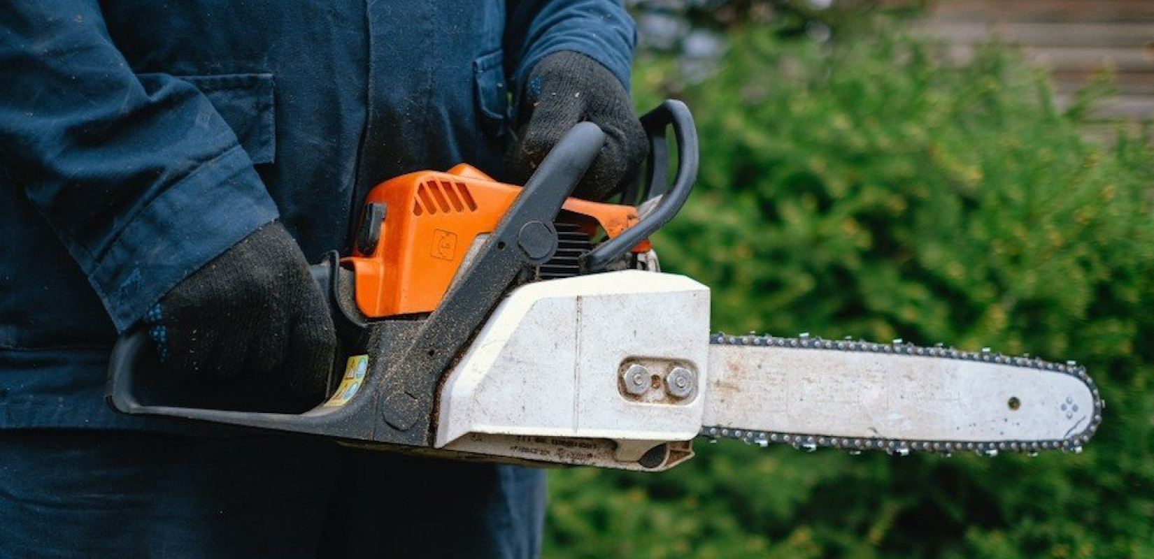 Επίθεση με αλυσοπρίονο κατά δημοτικής υπαλλήλου στο Βόλο 