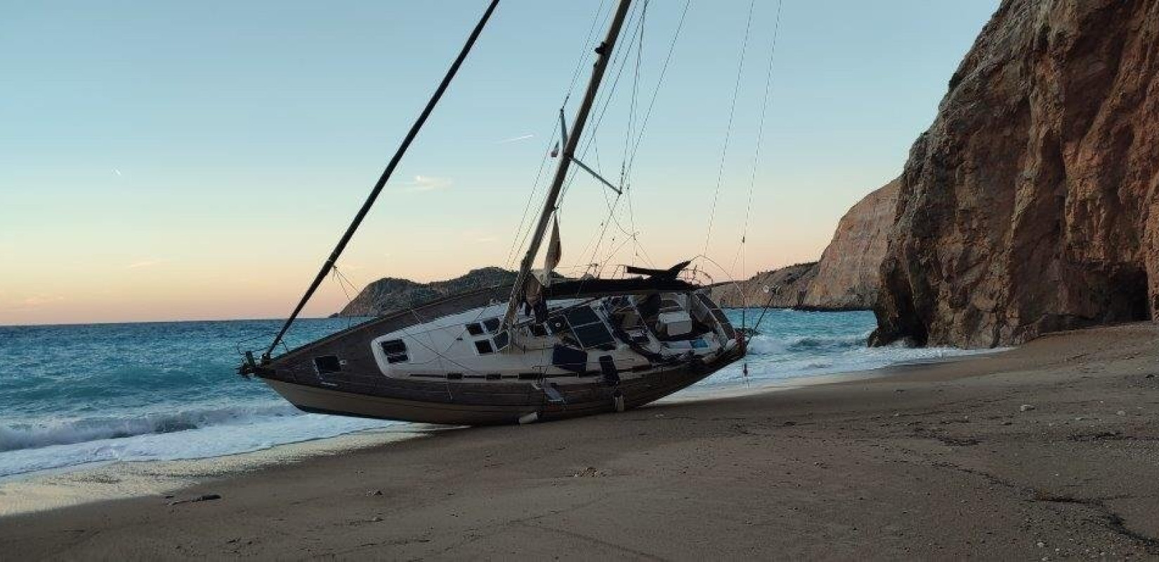 Κεφαλονιά: Ιστιοφόρο προσάραξε στο Φισκάρδο - Ενεργοποιήθηκε το τοπικό σχέδιο έκτακτης ανάγκης Κεφαλονιά: Ιστιοφόρο προσάραξε στο Φισκάρδο - Ενεργοποιήθηκε το τοπικό σχέδιο έκτακτης ανάγκης