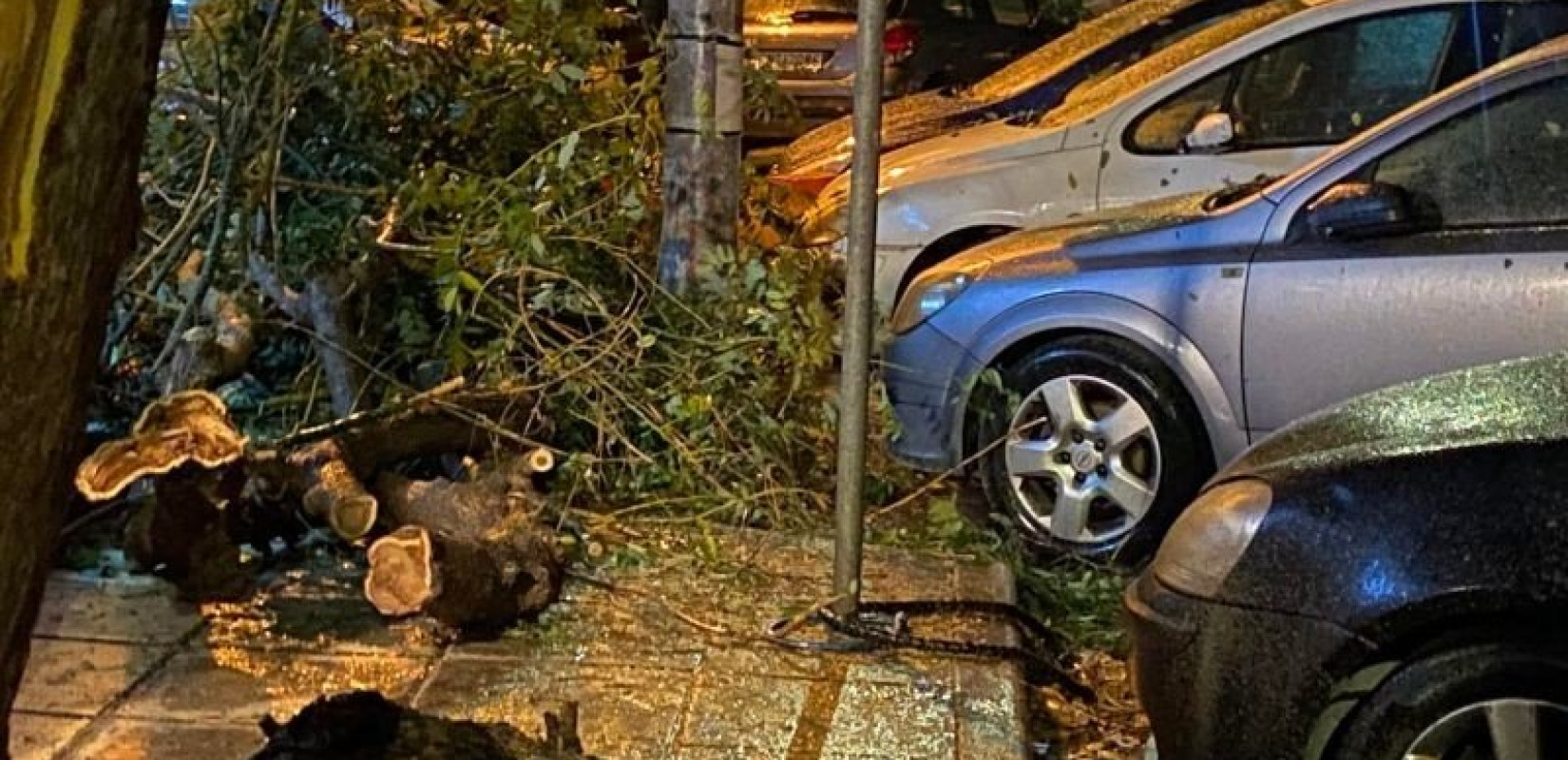 Η «Άριελ» «σφυροκοπά» τη χώρα - Σφοδροί άνεμοι «σαρώνουν» τη Θεσσαλονίκη (Live το πέρασμα της κακοκαιρίας)