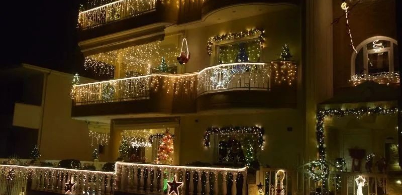 Κοζάνη: Φωταγωγήθηκε και φέτος το πιο εντυπωσιακά στολισμένο σπίτι της Ελλάδας - Δείτε βίντεο και φωτογραφίες Κοζάνη: Φωταγωγήθηκε και φέτος το πιο εντυπωσιακά στολισμένο σπίτι της Ελλάδας - Δείτε βίντεο και φωτογραφίες