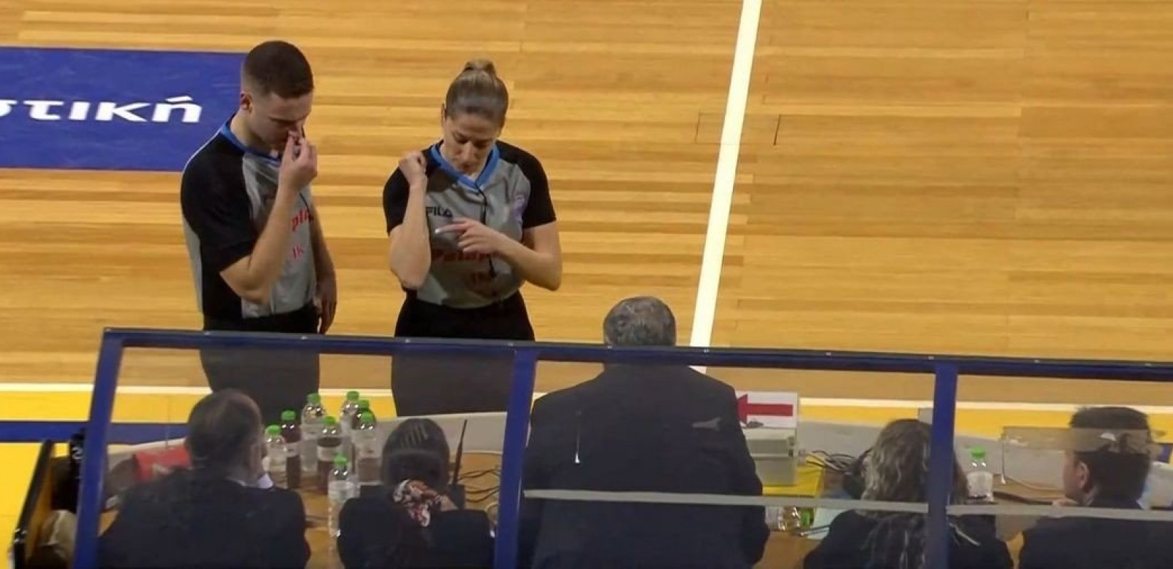 Μπάσκετ: Διακοπή στο ματς Άρης - Λαύριο, επειδή οπαδός έφτυσε τη διαιτητή Τσαρούχα (βίντεο)﻿