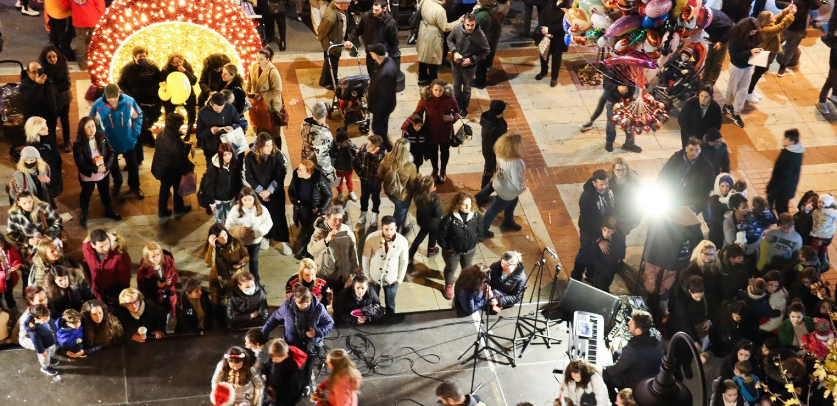 Νεάπολη-Συκιές: Σήμερα το άναμμα του δέντρου στα Πεύκα - Άναψε το δέντρο στο Ρολόι (φωτ.)